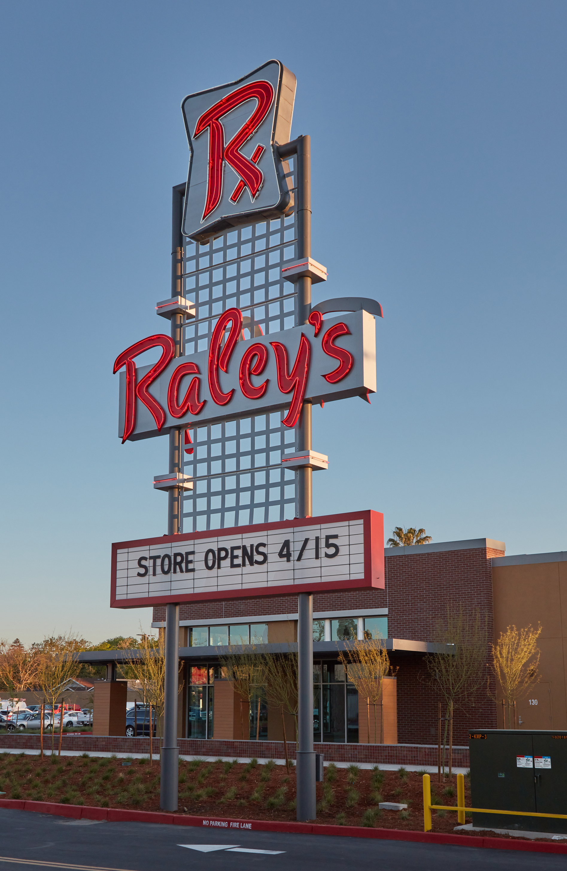 Raleys_historic_sign-new_Land_Park_store.jpg