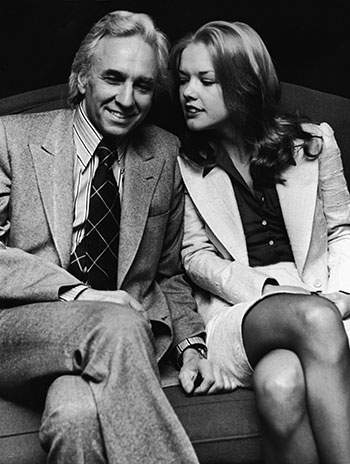 A&P heir Huntington Hartford and his soon-to-be fourth wife model Elaine Kay in 1974. (Photo by Mark Sennet/Getty Images)