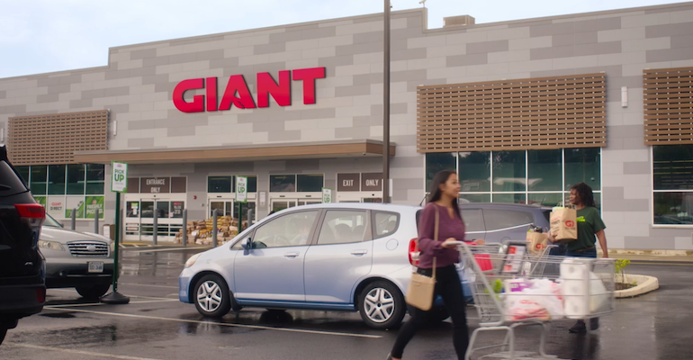 The_Giant_Company-storefront-shoppers_0.png