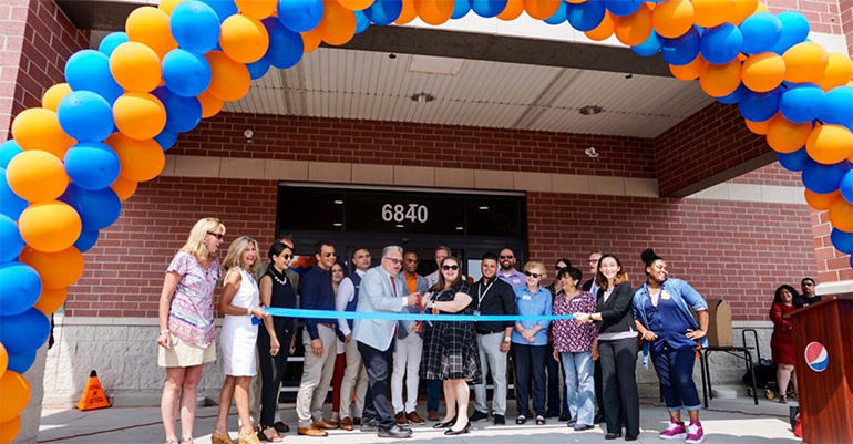 Walmart_Lincolnwood_Pickup_Point_ribbon-cutting.png