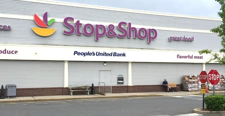 Stop_&_Shop-Levittown_NY-Peoples_United_bank_sign.jpg