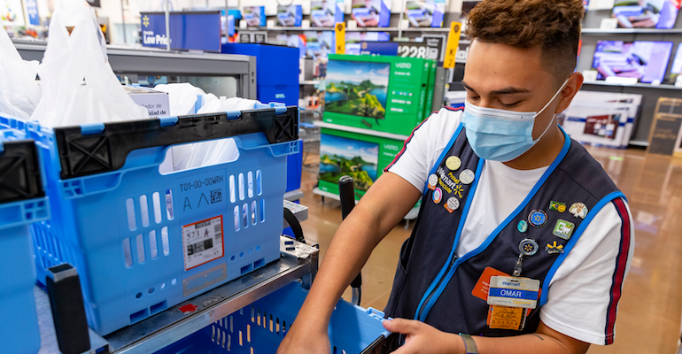 Walmart_store_clerk-COVID-face_mask.png